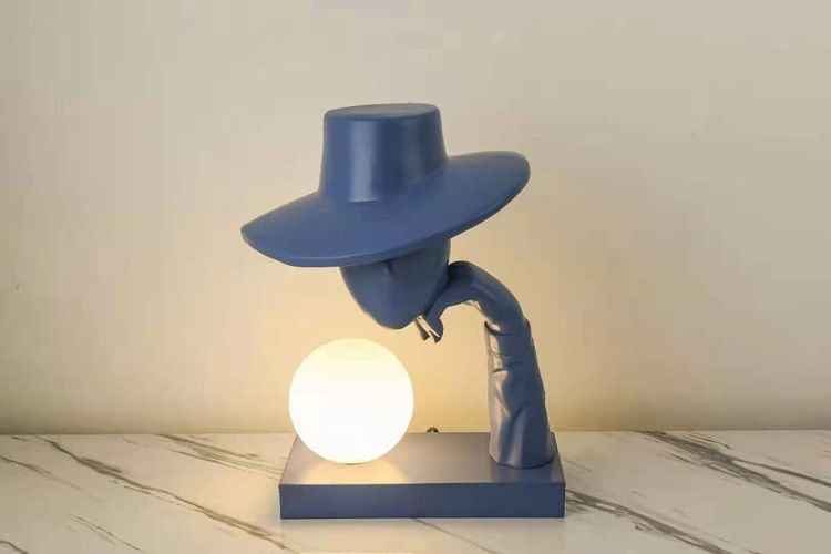 THE MASTERMIND TABLE LAMP